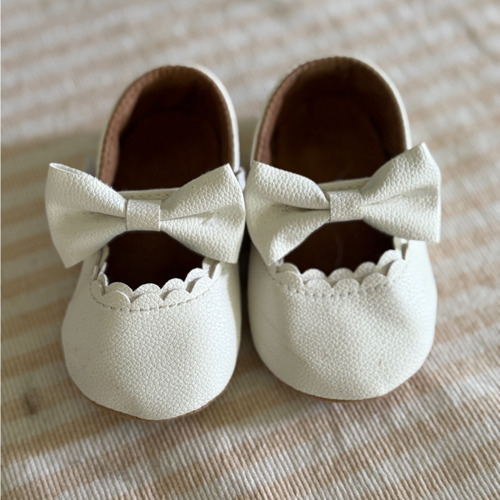 Elegant White Bow Baby Crib Shoes